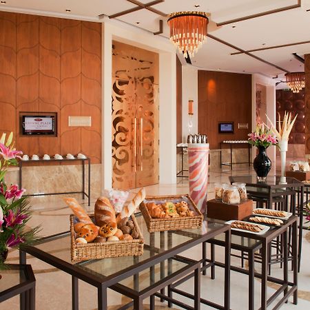 Hotel Crowne Plaza New Delhi Okhla By Ihg Intérieur photo The Club Lounge at the Taj Mahal Palace, Mumbai