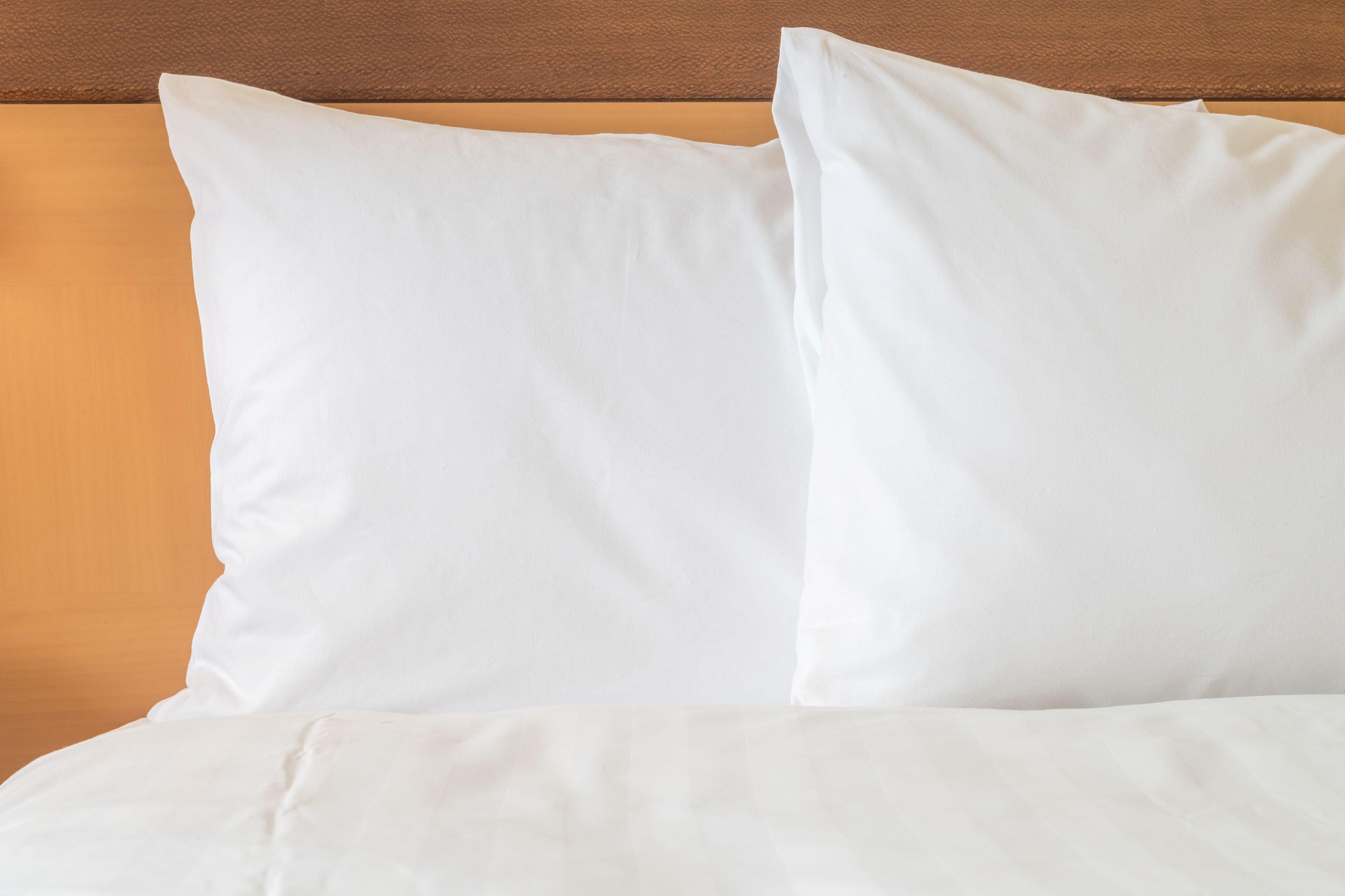 Hotel Crowne Plaza New Delhi Okhla By Ihg Extérieur photo Two pillows on a bed