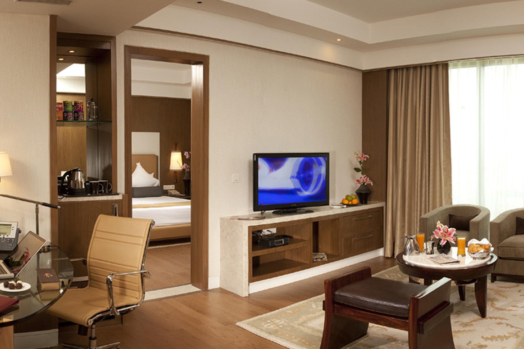 Hotel Crowne Plaza New Delhi Okhla By Ihg Extérieur photo A suite at the hotel