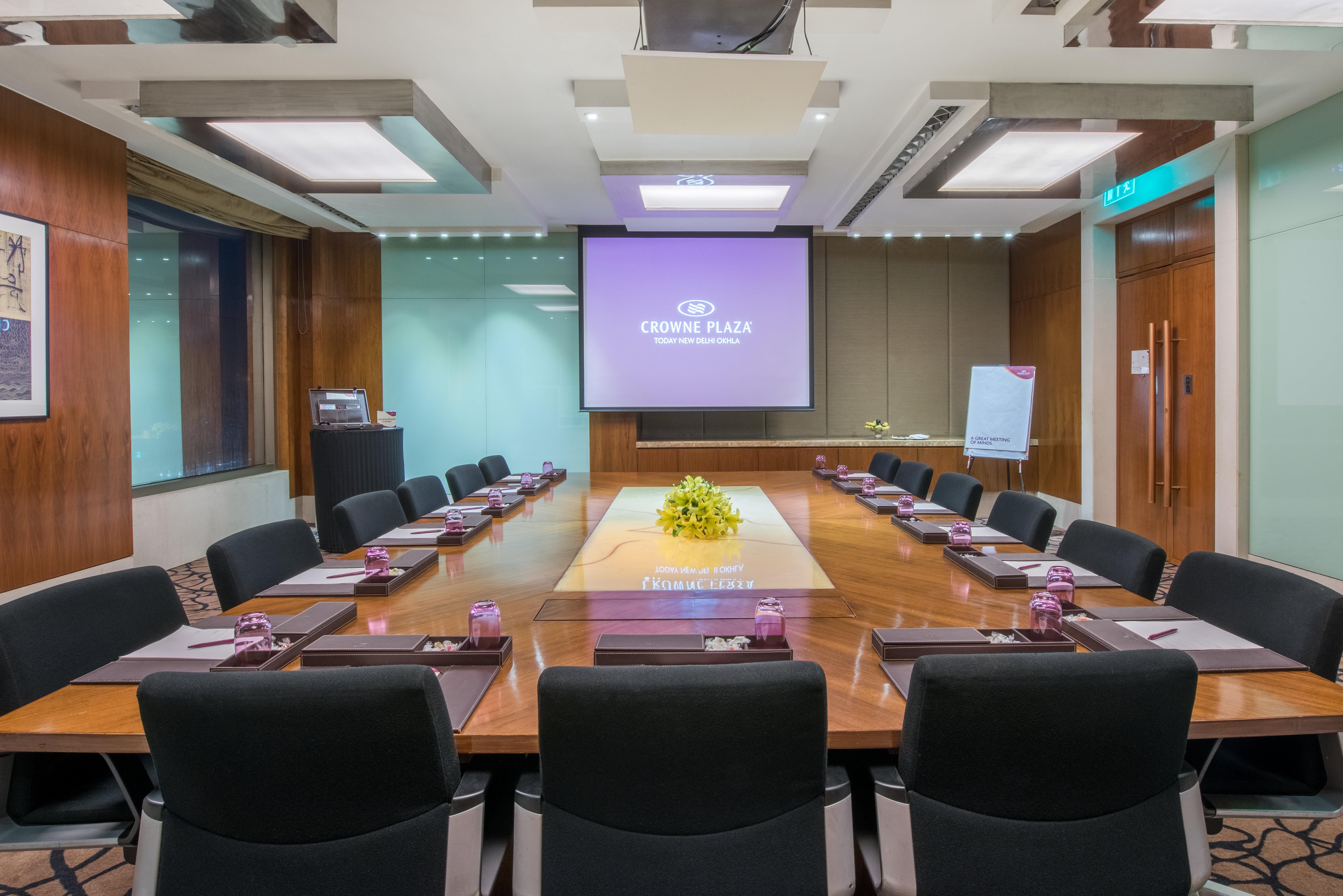 Hotel Crowne Plaza New Delhi Okhla By Ihg Extérieur photo Meeting room at Crowne Plaza