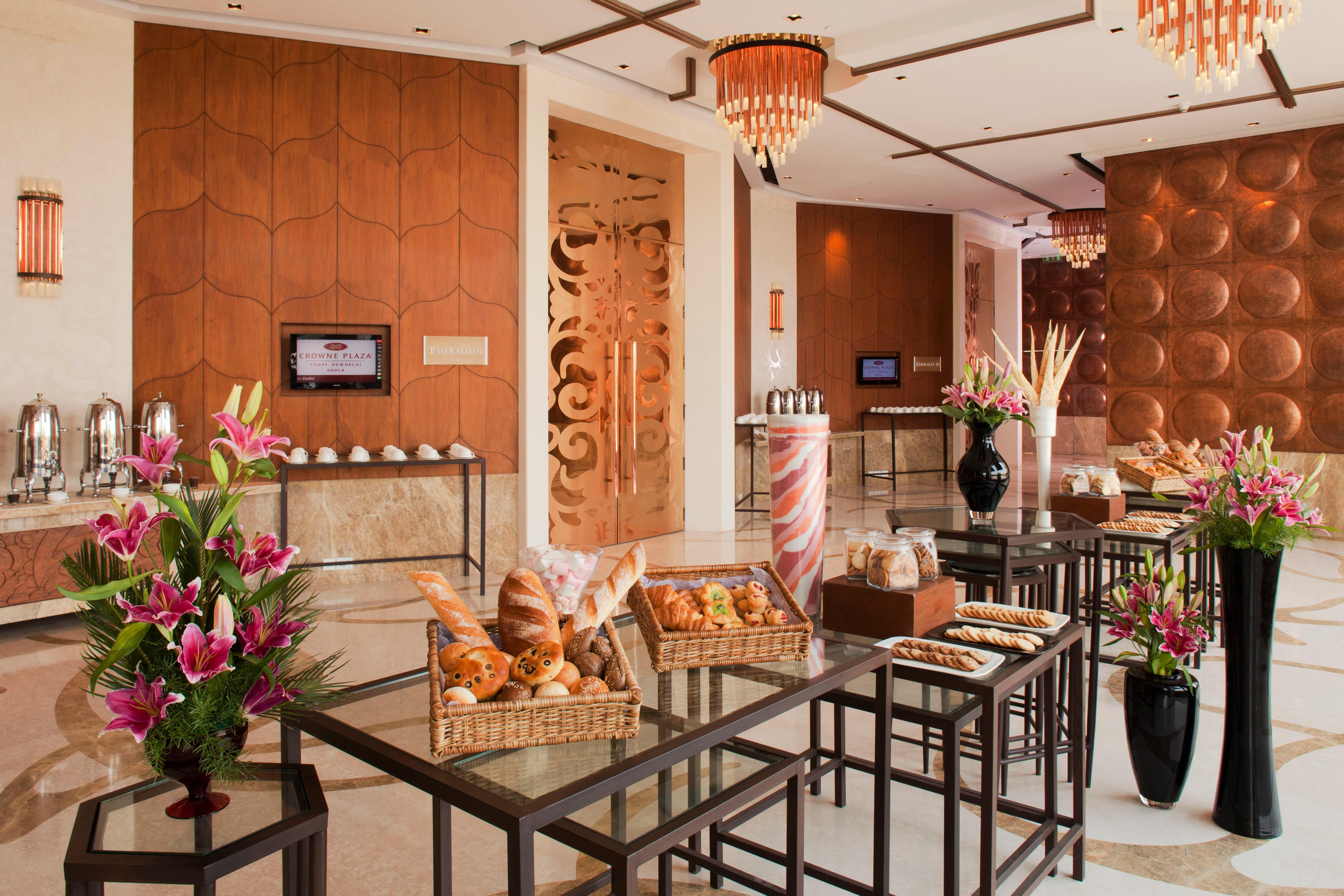 Hotel Crowne Plaza New Delhi Okhla By Ihg Intérieur photo The Club Lounge at the Taj Mahal Palace, Mumbai