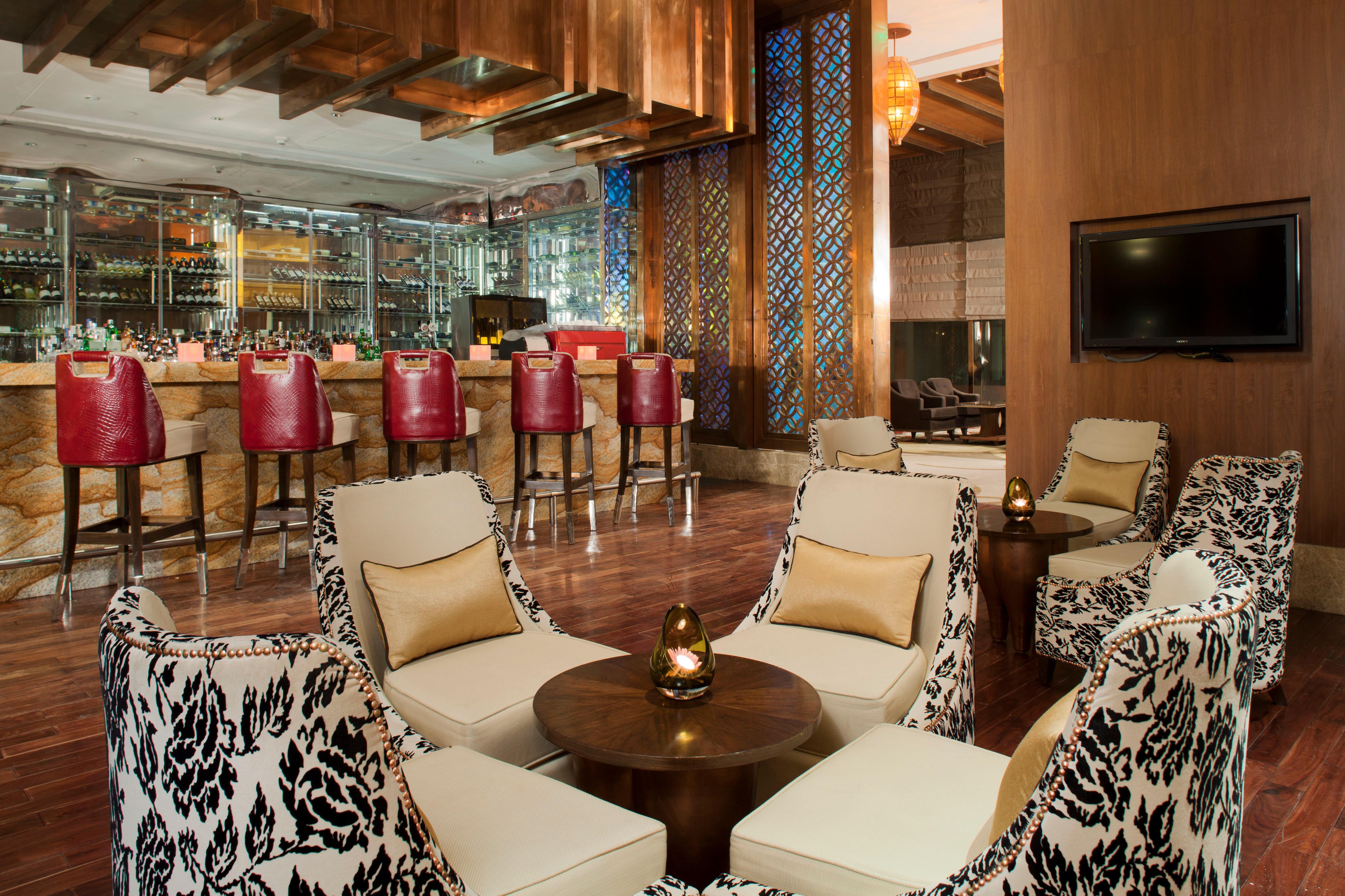 Hotel Crowne Plaza New Delhi Okhla By Ihg Restaurant photo The bar at the hotel