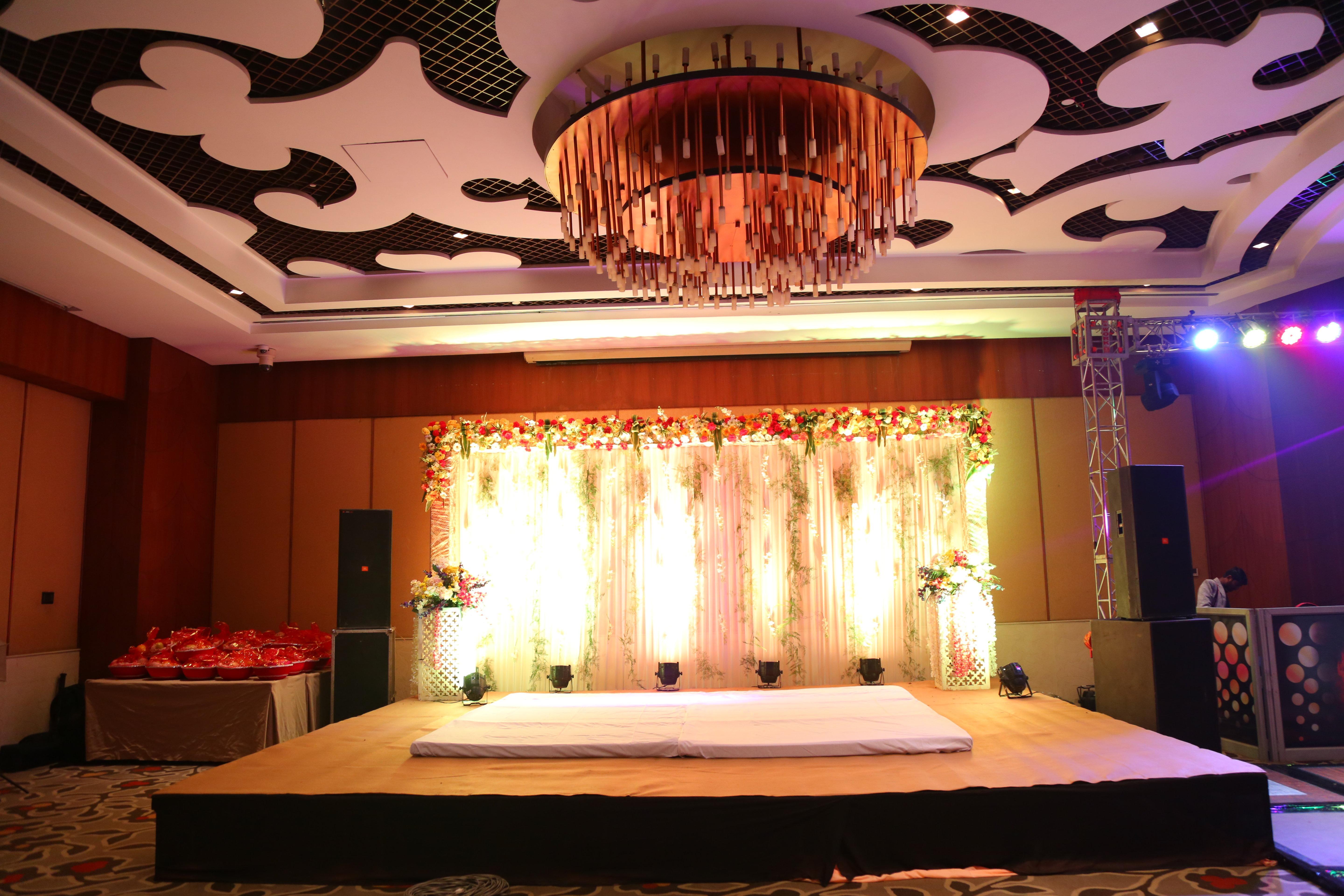 Hotel Crowne Plaza New Delhi Okhla By Ihg Extérieur photo A wedding reception at a hotel in India