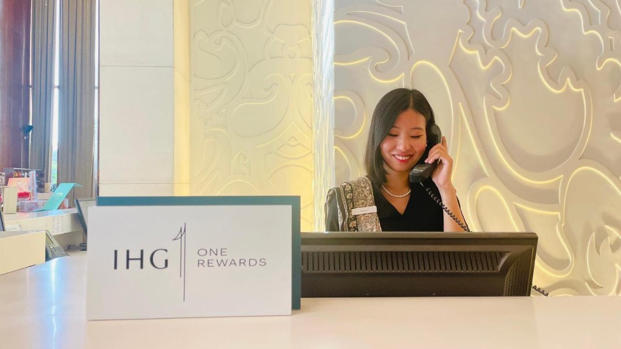 Hotel Crowne Plaza New Delhi Okhla By Ihg Extérieur photo A hotel receptionist at work