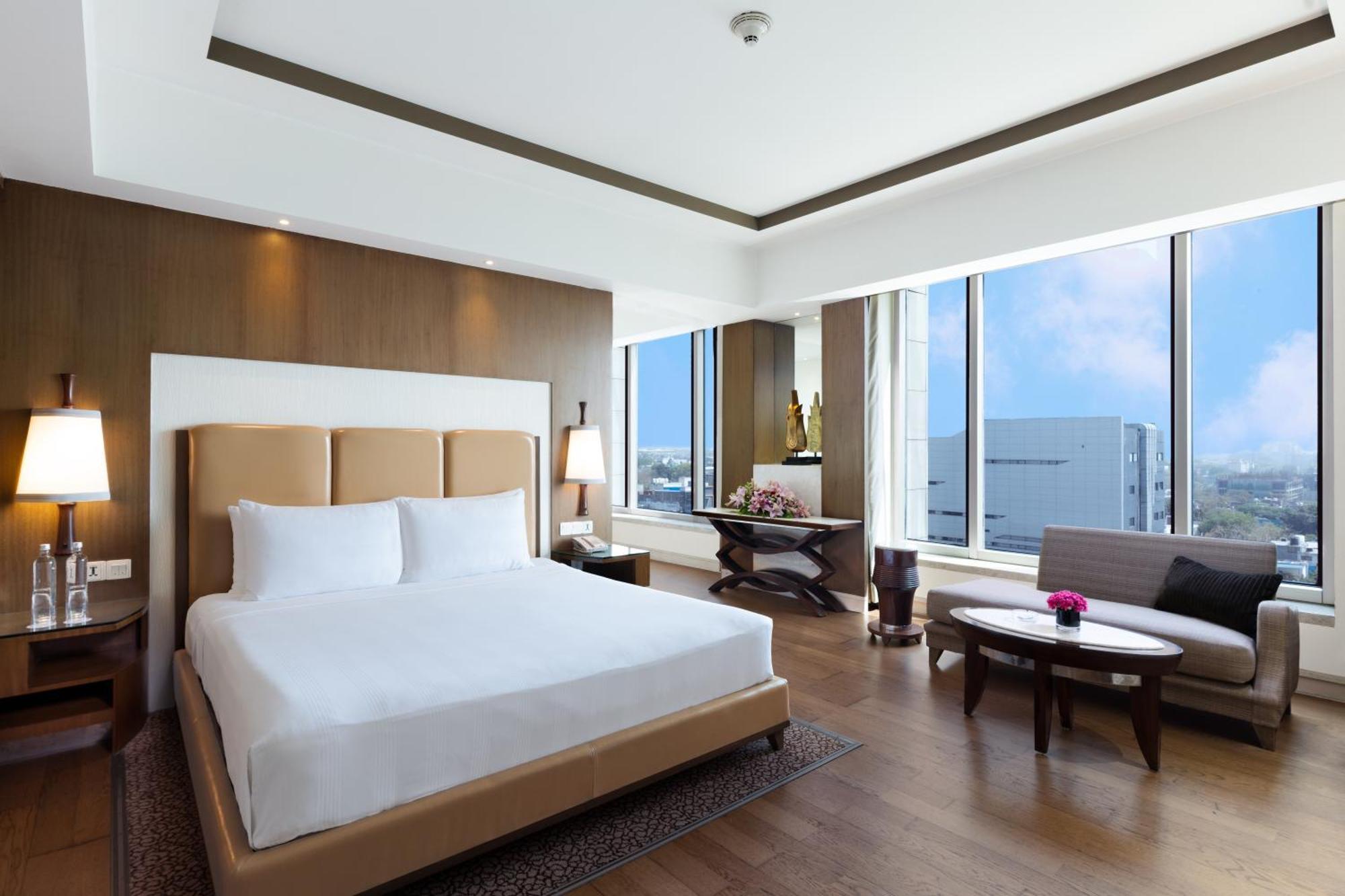 Hotel Crowne Plaza New Delhi Okhla By Ihg Extérieur photo Suite at the Westin Hyderabad