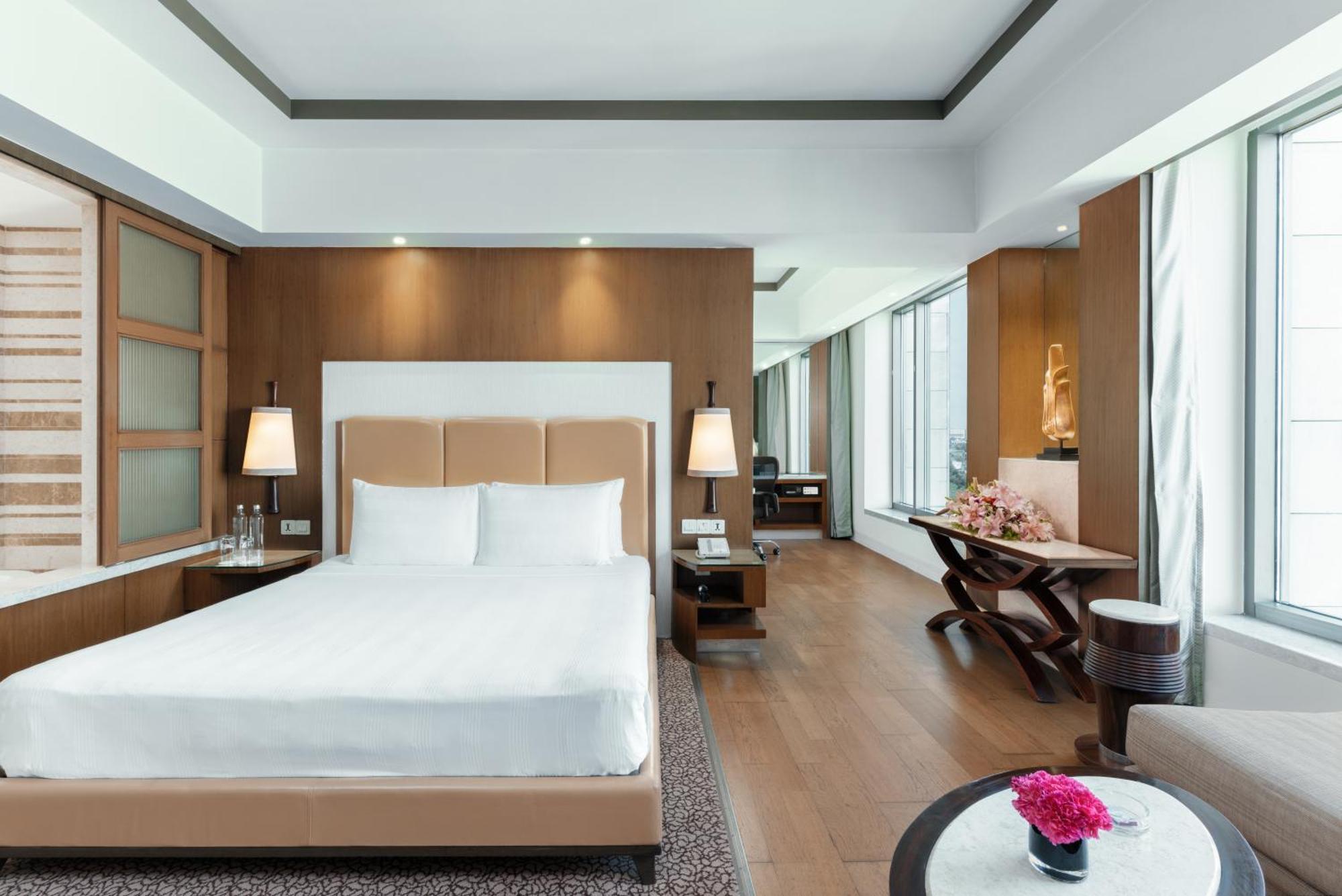 Hotel Crowne Plaza New Delhi Okhla By Ihg Extérieur photo A bedroom at the hotel
