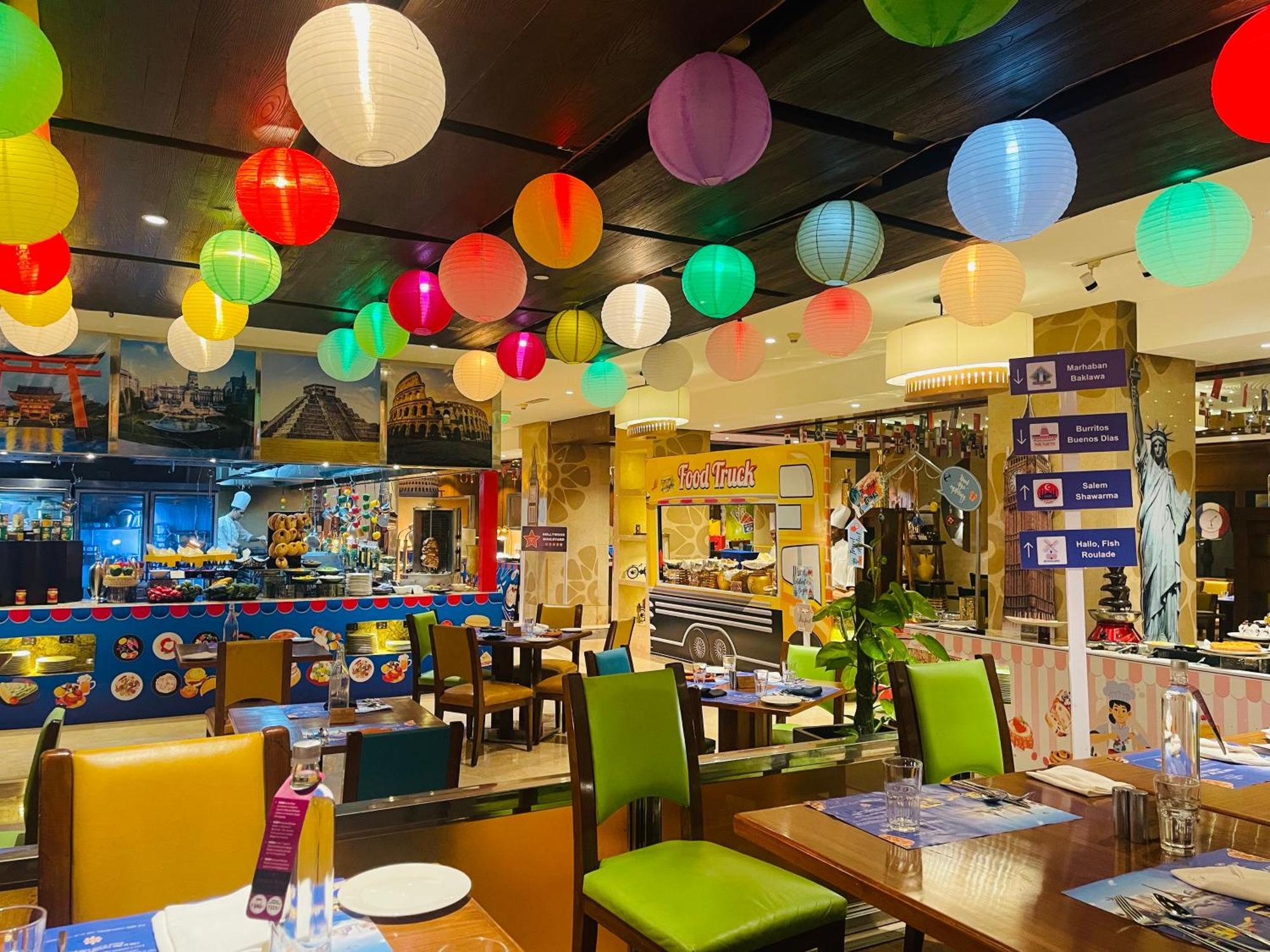 Hotel Crowne Plaza New Delhi Okhla By Ihg Extérieur photo The interior of the restaurant