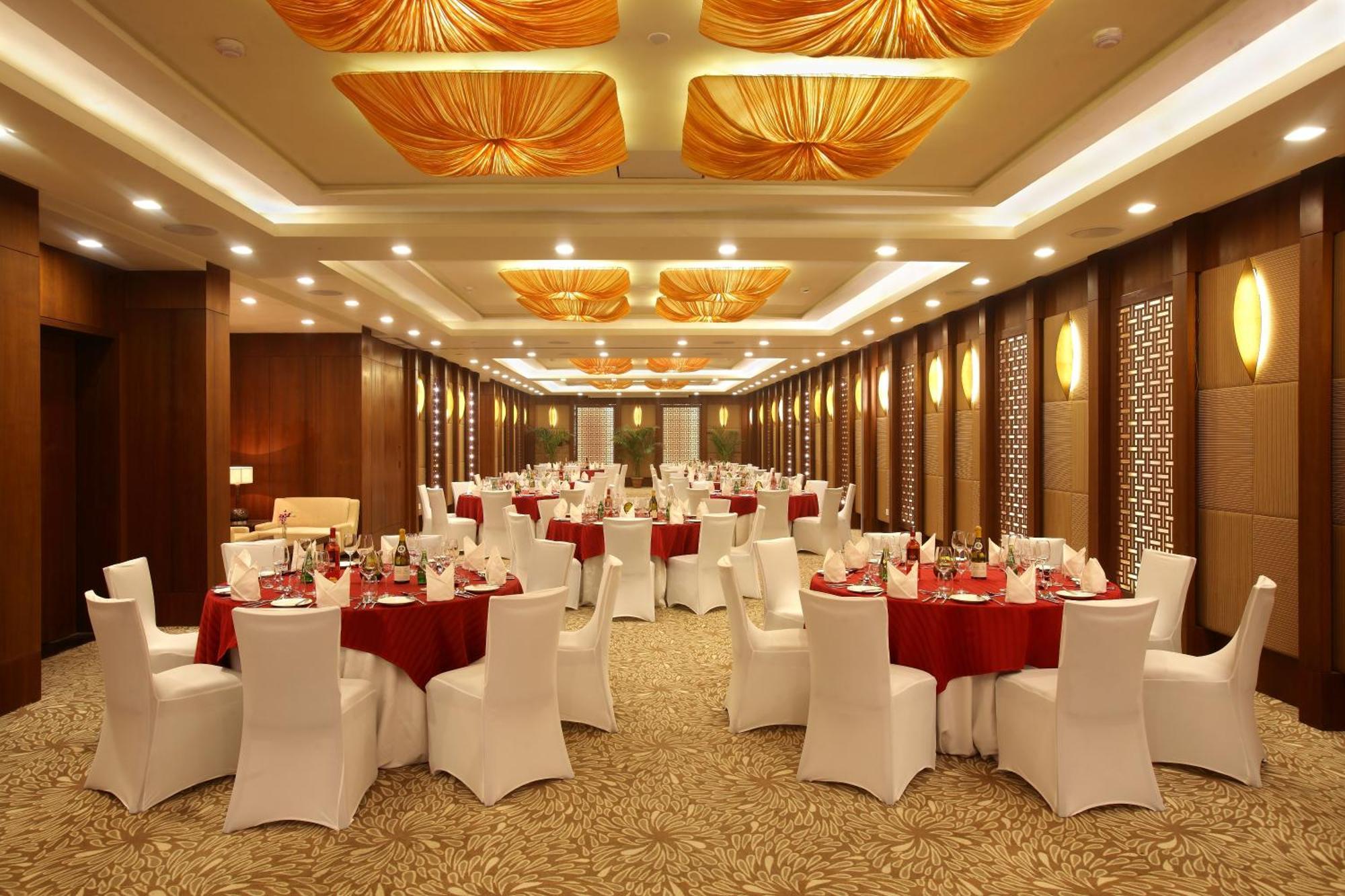Hotel Crowne Plaza New Delhi Okhla By Ihg Extérieur photo The Royal Hall