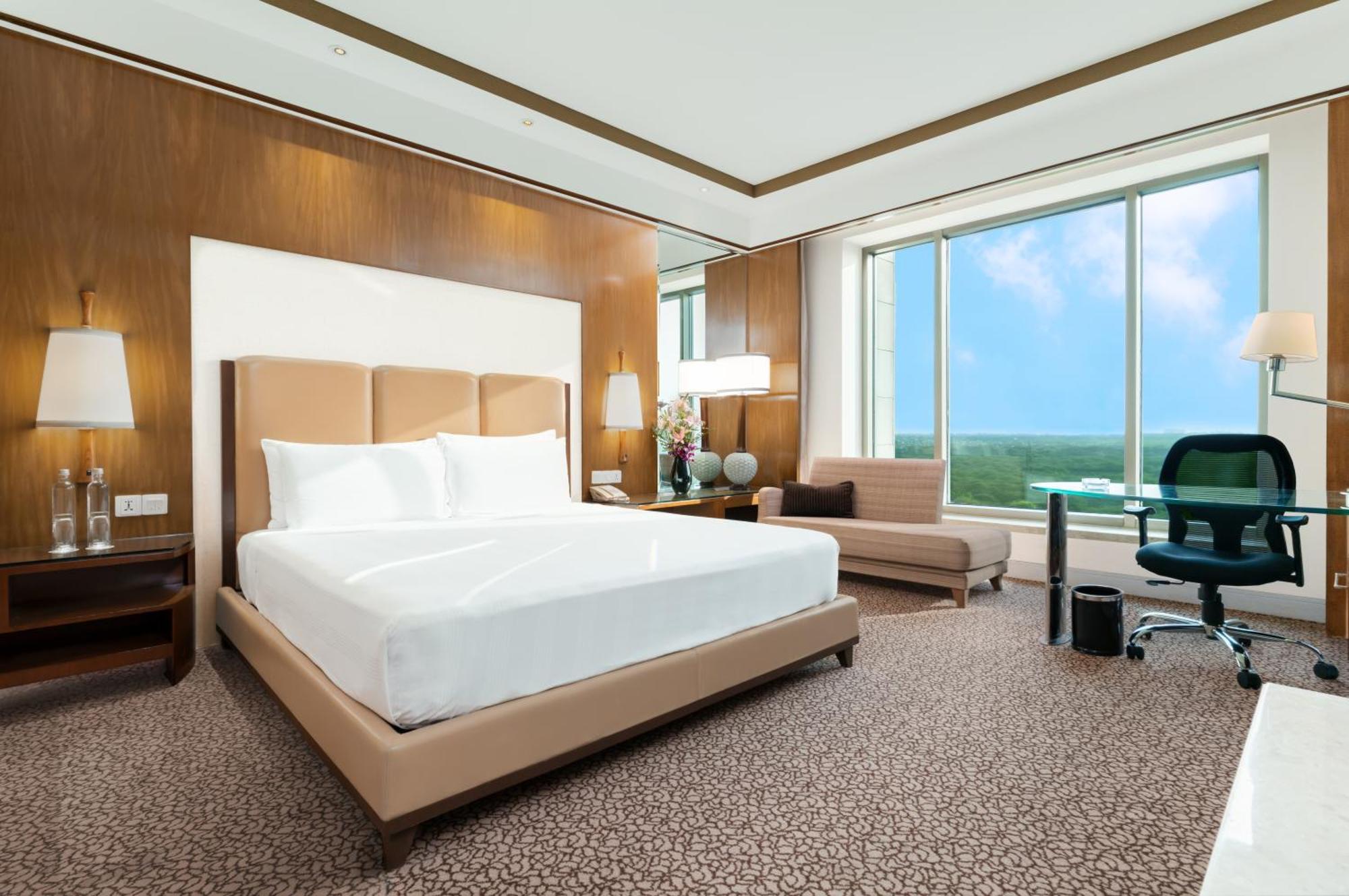 Hotel Crowne Plaza New Delhi Okhla By Ihg Extérieur photo Suite