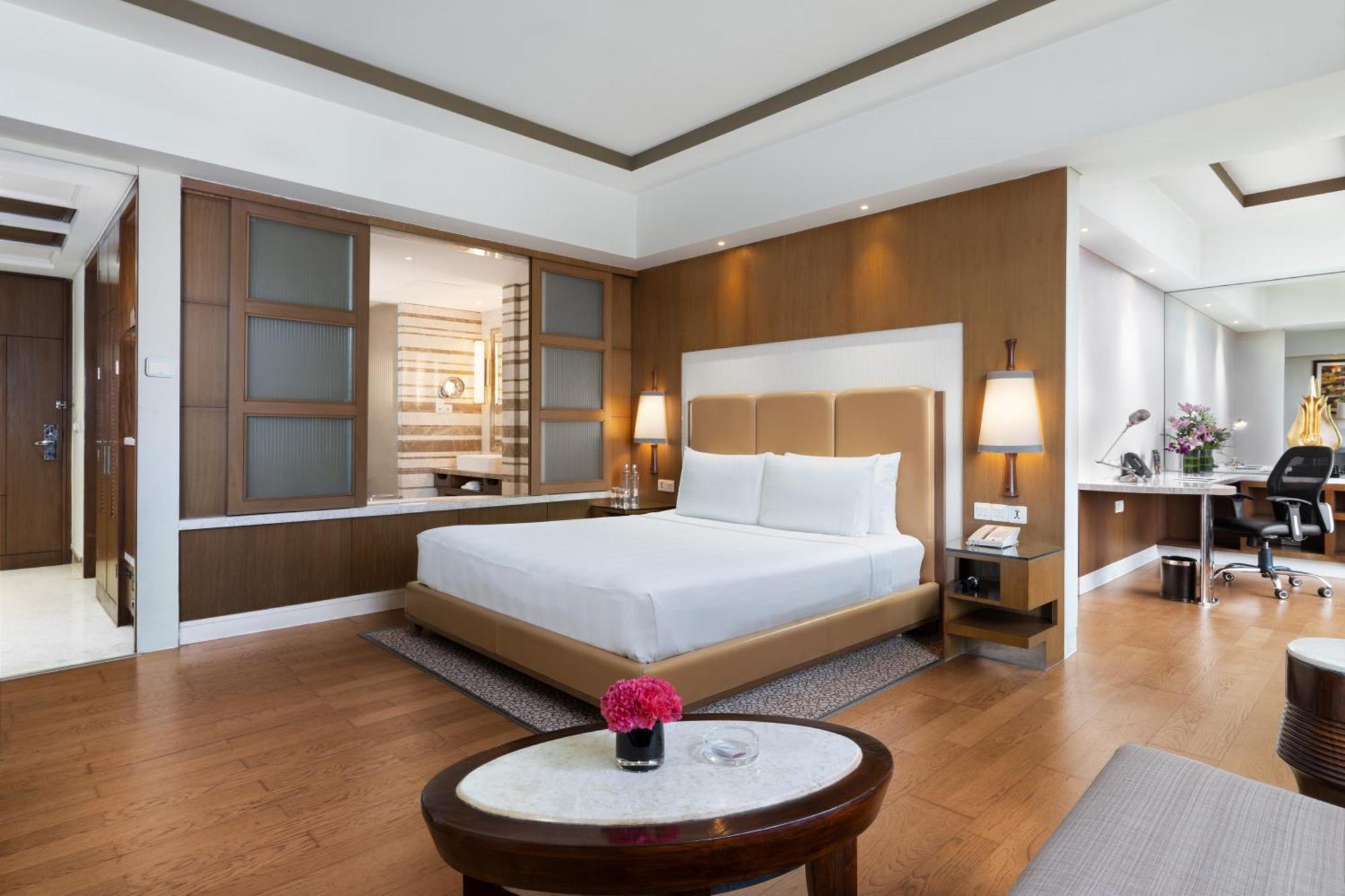 Hotel Crowne Plaza New Delhi Okhla By Ihg Extérieur photo A bedroom at the hotel